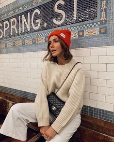 Red Beanie Outfit, Beanie Outfit, Elegante Y Chic, Cute Outfits With Jeans, Red Beanie, Village Display, Women Fashion Edgy, Beanie Style, Outfit Trends