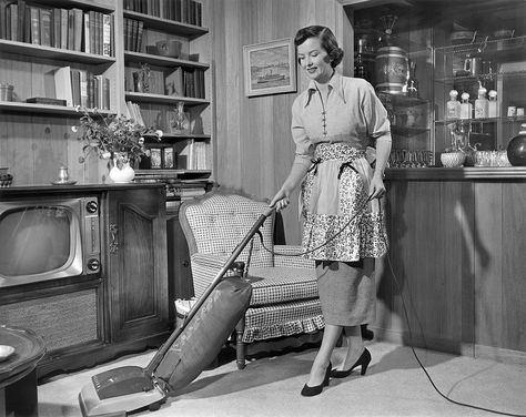 11 Cleaning Hacks Professional Housekeepers Swear By 50s Housewife, 1950s Housewife, 1950s Women, Vintage Housewife, Casa Vintage, Household Chores, Instagram Foto, Gifts In A Mug, Clean House