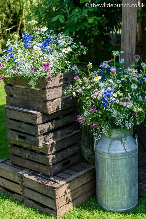 Country Chic Flower Arrangements, Uk Country Wedding, Country Cottage Wedding Ideas, Country Wedding Flowers Rustic, Country Style Wedding Flowers, Flowers In Crates, Flowers In Milk Can, English Country Wedding Decor, Flowers In Milk Churns