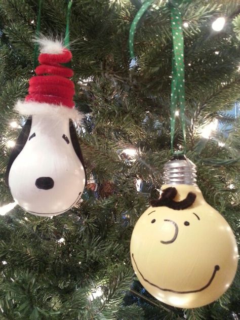 Charlie Brown and Snoopy lightbulb ornaments. Homemade Christmas Ornaments Diy, Bulb Ornaments, Peanuts Christmas, Diy Christmas Decorations, Painted Christmas Ornaments, Charlie Brown Christmas, Snoopy Christmas, Christmas Ornaments Homemade, Christmas Ornament Crafts