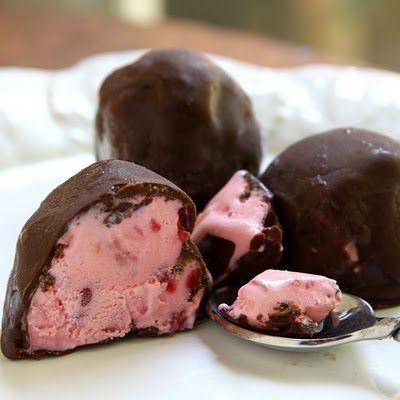 Home-made crisp chocolate shell turns plain ice cream into Chocolate Dipped Ice Cream Bon Bons! Ice Cream Bon Bons Recipe, Chocolate Cherry Ice Cream, Bon Bons Recipe, Cherry Ice Cream, Sweet Treats Desserts, The Dragon Prince, Frosé, Vintage Ice Cream, Ice Cream Treats