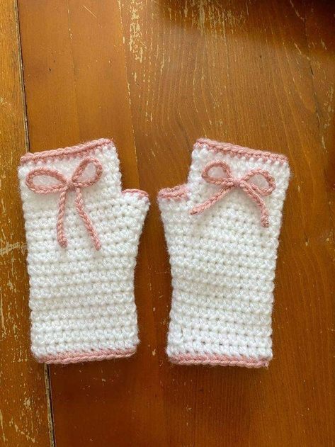 Couqutte Crochet Idea, Crochet Bow Scarf, Crochet Coquette Ideas, Finger Gloves Crochet, Coquette Crochet Ideas, Coquette Crafts, Easy Crochet Fingerless Gloves, Fashion Fairycore, Easy Cute Crochet