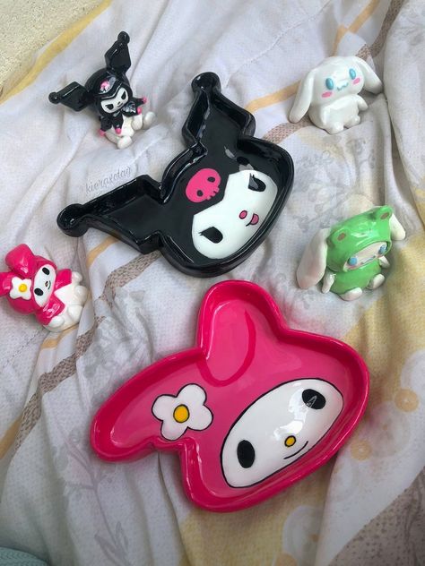 Lindos joyeros de arcilla de mymelody y kuromi 😍🥰 Kuromi Clay, Play Dough Ideas, Ceramic Pinch Pots, Dough Ideas, Hello Kitty Crafts, Diy Air Dry Clay, Sculpture Art Clay, Air Dry Clay Projects, Clay Stuff