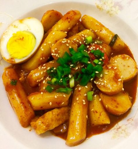 Ddeokbokki--first time, so delicious and so easy Easy Fish Cakes, Maangchi Recipes, Easy Korean Recipes, Fish Cakes Recipe, Korean Kitchen, Spicy Rice, Korean Cooking, Fish Cake, Rice Cakes