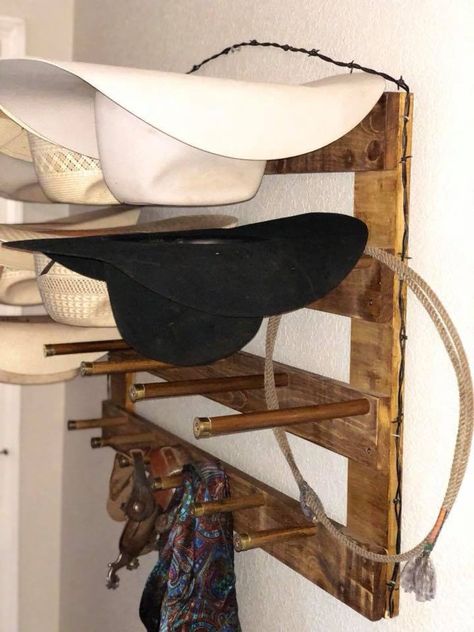 Western Hat Rack, Cowboy Hat Holder, Diy Hat Rack, Cowboy Hat Rack, Western Bedroom Decor, Horseshoe Projects, Western Bedroom, Room Theme, Horseshoe Decor