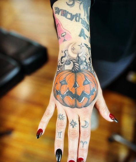 @bre_west_tattoos "Some pumpkin magic for @naomisherm today!!" #pumpkintattoo #halloweentattoo #handtattoo #alchemytattoocollective Halloween Hand Tattoos For Women, Pumpkin Hand Tattoo, Halloween Hand Tattoo, Pumpkin Tattoo Ideas, Fall Tattoo Ideas, Skin Artwork, Pumpkin Tattoos, Fall Tattoos, Fall Tattoo