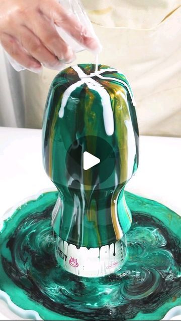 Epoxy Resin Pouring Techniques, Resin Vase Ideas, Easy Resin Crafts For Beginners, Diy Resin Vase, Epoxy Resin Crafts Ideas, Epoxy Vase, Diy Resin Painting, Resin Bowls, Resin Pouring