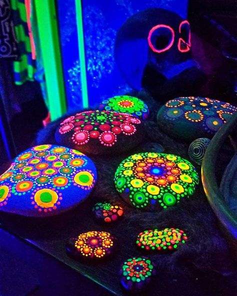 Glow In Dark Crafts, Glow In The Dark Painted Rocks Diy, Glow In The Dark Paint Outdoors, Glow In The Dark Rocks Pathways, Diy Glow In The Dark Rocks, Glow In The Dark Craft Ideas, Glow In The Dark Flower Pots, Glow In The Dark Stepping Stones, Glow In Dark Rocks