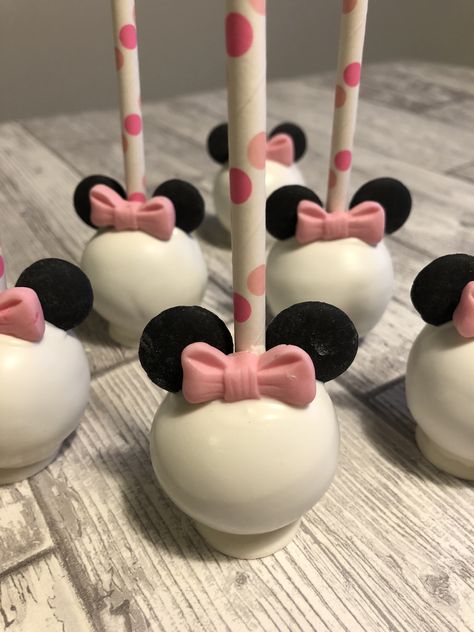 Minnie cake pops Oh Twodles Cake Pops, Minnie Mouse Cakesicles Ideas, Minnie Mouse Cake Pops Diy, Mini Mouse Cake Pop, Minnie Mouse Pop Cakes, Minnie Mouse Cakepops, Minnie Mouse Oreo Pops, Baby Minnie Mouse Cake, Minnie Cake Pops