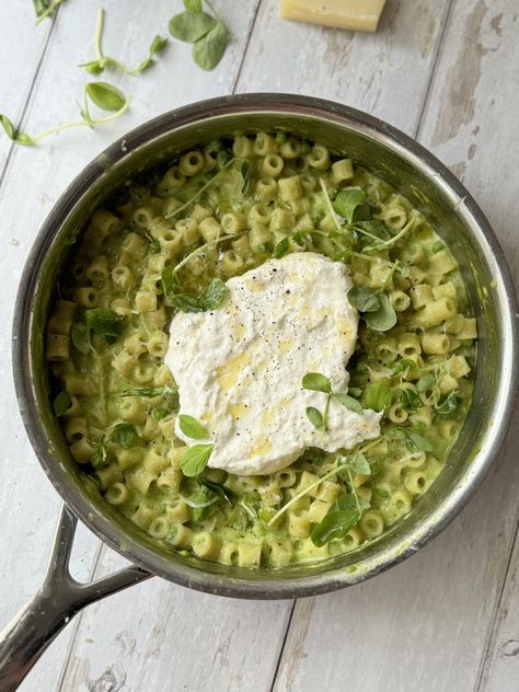 Creamy pasta and peas recipe, it's a one pan wonder and takes under 30 minutes to make. So delicious and easy. Pea And Pasta Recipes, Pasta And Peas Recipe, Pasta And Peas, Ricotta Pasta Recipes, Nem Mad, Leek Pasta, Pea Pasta, Pan Pasta, Anyone Can Cook