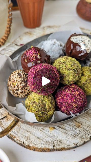 Hina Gujral - funfoodfrolic on Instagram: "Healthy Guilt Free Ladoo to welcome Ganpati Bappa 🙏 No FLOUR. No SUGAR. No GHEE 😍  These Energy Ladoo are: ✅ Vegan ✅ Protein Rich ✅ Gluten Free ✅ Zero Processed Sugar ✅ Perfect for gifting   Ingredients For Ladoo 👇 1/4 Cup pumpkin seeds 1 tablespoon sesame seeds 1 tablespoon flaxseeds 1/3 Cup almonds 1/3 Cup cashew 1/3 Cup pistachio 1/3 Cup walnuts 1/3 Cup desiccated coconut 1/3 Cup cranberry  1/2 Cup mejdool or Omani dates 1 teaspoon cardamom powder 1 teaspoon cinnamon powder  #ganpatiprasad #ladoo #healthydessert #indiansweets #glutenfreevegan #vegansweets #guiltfreedessert #ganeshutsav" Diwali Sweets Recipe, Dessert Cups Recipes, Desiccated Coconut, Diwali Sweets, Snack Bites, Guilt Free Dessert, Processed Sugar, Cardamom Powder, Indian Sweets