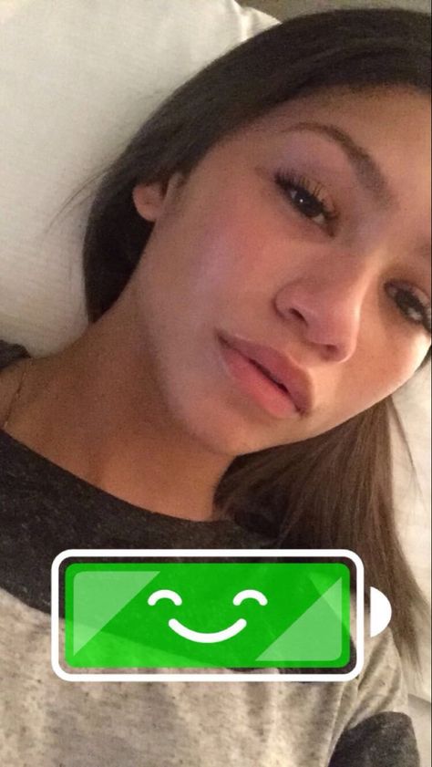 Zendaya Selfie, Zendaya No Makeup, Zendaya Snapchat, No Makeup Selfie, Zendaya Maree Stoermer Coleman, Makeup Selfie, Zendaya Outfits, Zendaya Style, Graduation Photography