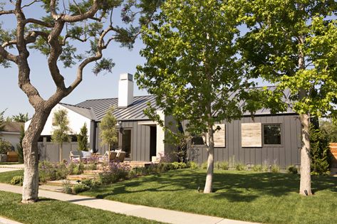 Dover Shores — Eric Olsen Design Eric Olsen Design, Eric Olsen, Newport Beach Homes, California Beach House, Cottage Retreat, Exterior Inspiration, Chic Farmhouse, Inspiring Spaces, Architectural Details