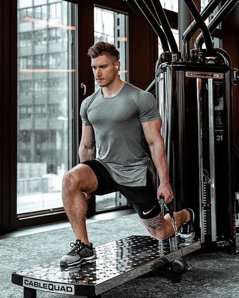 Male Fitness Photography, Mens Gym Fashion, Gym Photoshoot, Moda Academia, Gym Photography, Gym Poster, Gym Boy, Gym Guys, Gym Outfit Men