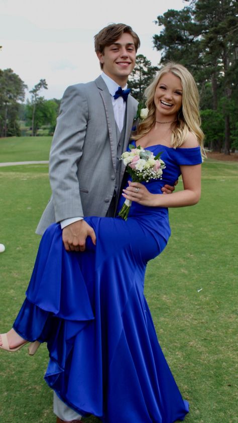 Royal Blue Prom Dresses Long, Prom Pictures Couples, Prom Picture Poses, Prom Couples, Ruffle Prom Dress, Evening Dress Long, Prom Poses, Royal Blue Prom Dresses, Prom Ideas