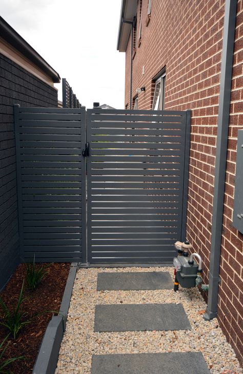 Side Aluminium Gate Gates For Houses, House Front Gate, Backyard Gates, Shed Landscaping, Side Gate, Yard Gate, Garden Gate Design, House Fence Design, Aluminium Gates