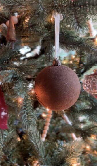 I'm going to show you how to create stunning DIY velvet ornaments inspired by the sold-out Studio McGee collection. Velvet Baubles Diy, Diy Moody Ornaments, Diy Velvet Ornaments, Diy Baubles, Velvet Christmas Ornaments, Velvet Ornaments, Rub And Buff, Diy Projects For The Home, Vintage Red Truck