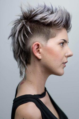 In Appreciation Of All The Babes Rocking A Disconnected Undercut ★ See more: http://lovehairstyles.com/disconnected-undercut-women/ Short Hair Mohawk, Spikey Hair, Trendy Fall Hair Color, Short Punk Hair, Androgynous Haircut, Hair Change, Androgynous Hair, 2018 Style, Shaved Undercut