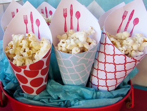 Party food idea: Serve popcorn in cones made from pretty scrapbook papers Paper Chef Hats, Cute Cooking, Cooking Theme, Chocolate Dipped Marshmallows, Decorating Cupcakes, Chef Party, Party Cooking, Creative Snacks, Popcorn Party