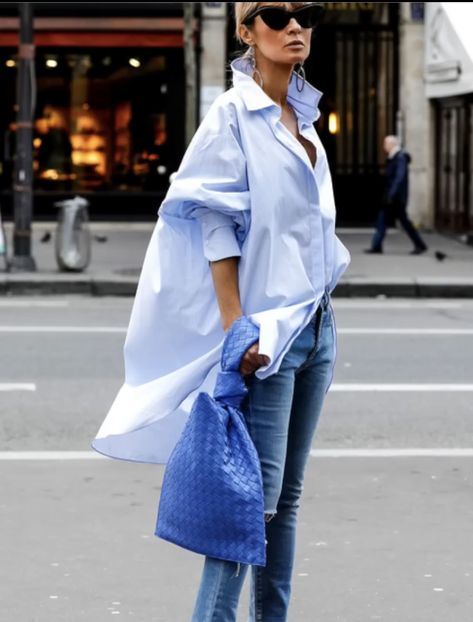 Couture Dior, Oversized Shirt Outfit, White Shirt Outfits, Dress Up Jeans, Walking Down The Street, Oversized Button Down Shirt, Paris Chic, Moda Chic, Mode Casual