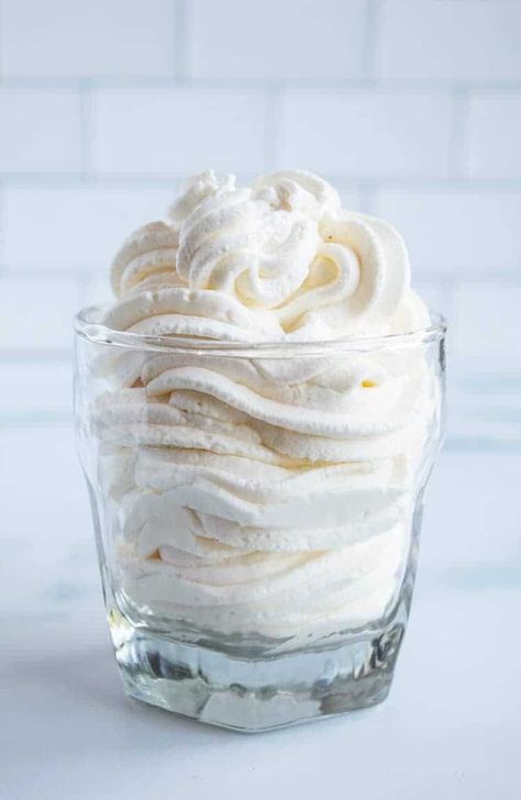 This Keto Whipped Cream is incredibly easy to make and doesn't have any added sugar or weird fillers. Use it to top all of your favorite keto desserts, keto coffees, and sweet keto snacks. Great for keto baking! Keto Fluff, Vanilla Bean Whipped Cream, Vanilla Bean Recipes, Keto Whipped Cream, Cool Whip Desserts, Keto Fudge, Keto Baking, Desserts Keto, Recipes With Whipping Cream