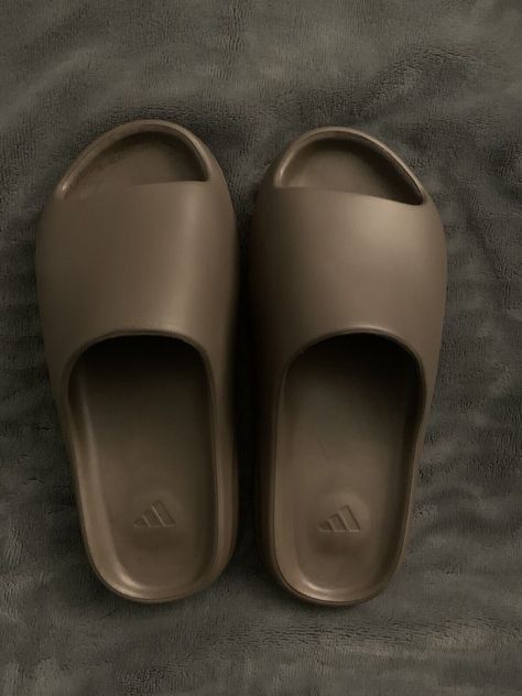 Size 9.5 Brown Yeezy Slides | Good Condition | New No Box | Fast Shipping Get a price at https://copapair.com/size-9-5-brown-yeezy-slides-good-condition-new-no-box-fast-shipping/ Brown Yeezy Slides, Yeezy Slides, Brown Outfit, Handbag Shoes, Christmas Wishlist, Slides, Slippers, Handbags, Sneakers