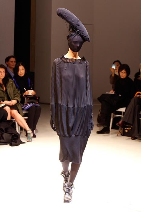 Junya Watanabe COMME des GARÇONS - Mediamatic Japanese Fashion Designers, Runway Hair, Textures Fashion, Trends Magazine, Weird Fashion, Junya Watanabe, Mood Board Fashion, Runway Pictures, Japanese Fashion