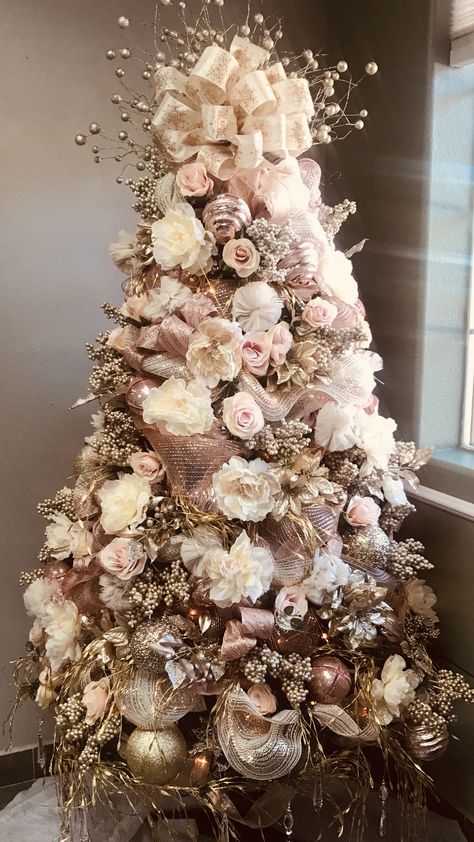 Shabby Chic Christmas tree Shabby Chic Christmas Tree, Christmas Tree Decoration Ideas, Rose Gold Christmas Tree, Rose Gold Christmas Decorations, Tree Decoration Ideas, Gold Christmas Tree Decorations, Rose Gold Christmas, Glam Christmas, Elegant Christmas Trees