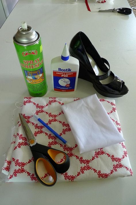 A tutorial for covering shoes with fabric. Fabric Covered Shoes Diy, Diy Fabric Shoes, Fabric Covered Shoes, Decoupage Shoes, Cover Boots, Upcycle Shoes, Diy Heels, Shoe Refashion, Shoe Makeover