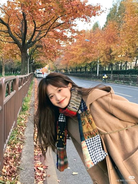 Fall Korean Aesthetic, Autumn Korean Aesthetic, Selfie Ideas Outside, Poses Korean, Fall Photo Shoot, Outfit Korean Style, Spring Girl, Fall Photo, Everyday Fashion Outfits