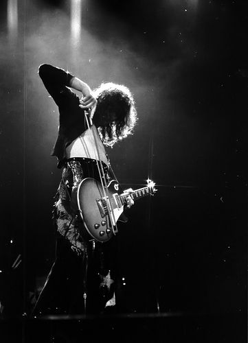 Jimmy Page plays his guitar with a violin bow during a Led Zeppelin concert. Led Zeppelin Concert, Violin Bow, John Paul Jones, John Bonham, Led Zep, Musica Rock, Rock N’roll, Jimmy Page, I'm With The Band