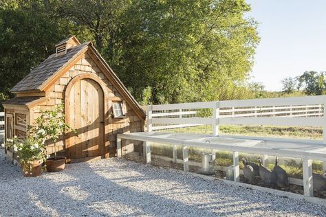 Joanna Gaines's chicken coop is stunning. #joannagaines #chickencoop #gardening Joanna Gaines Garden, Gaines Farmhouse, Joanna Gaines Farmhouse, Urban Chicken Farming, Chicken Coop Run, Urban Chickens, Magnolia Farms, Chicken Run, Building A Chicken Coop