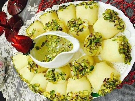 Eid Dessert Recipes, Free Syria, Desserts Around The World, Syrian Food, Traditional Sweets, Favorite Recipes Dinner, Moroccan Food, Indian Desserts, Food Pin