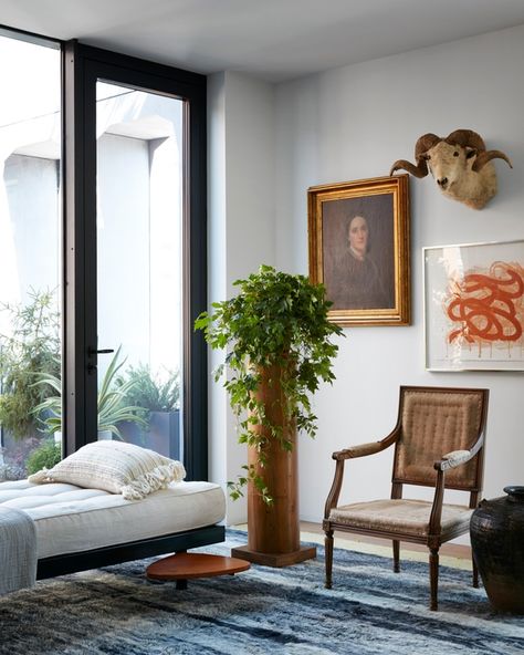 Neal Beckstedt Outfits a SoHo Apartment as a Vintage Furniture Showroom Plant Pedestal, Soho Apartment, Small Apartment Decorating Living Room, Luxurious Penthouse, Minimalist Living Room Decor, Eclectic Gallery Wall, First Apartment Decorating, Design Salon, Lounge Design