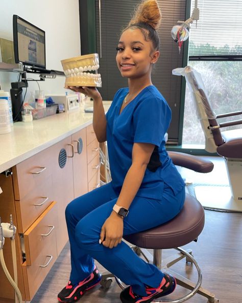 LEO on Twitter: "let's check for cavities 🦷💙… " Dental Hygienist Black Women, Black Nurses Goals, Dentist Career, Nurse Outfit Scrubs, Hygiene School, Dentist Assistant, Dental Hygiene Student, Nursing Goals, Nurse Outfit