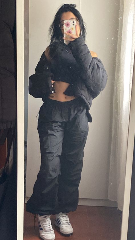 Black Parashoot Pants Outfit, Outfits With Black Parachute Pants, Outfits With Black Sweatpants, Hypebae Outfit, Black Parachute Pants Outfit, Air Force Noir, Outfit Ideas All Black, Adidas Forums, Adidas Forum Mid