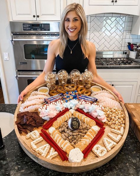 Samantha Bauchmann on Instagram: “Baseball Snack Board ⚾️(more affectionately known as The No-No Board) Take me out to the ball game ya’ll ⚾️ On Friday I decided to put…” Baseball Food Party, Samantha Bauchmann, Baseball Team Party, Baseball Food, Baseball Snacks, Team Snacks, Party Bites, Alphabet Cookies, Food Boards