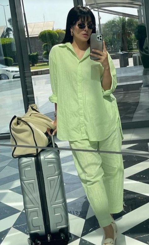 Pakistani University Outfit, Feeling Embarrassed, Insecure Women, Travel Attire, Co Ords Outfits, Picnic Outfit, Mehendi Outfits, Modest Casual Outfits, Celebrity Casual Outfits