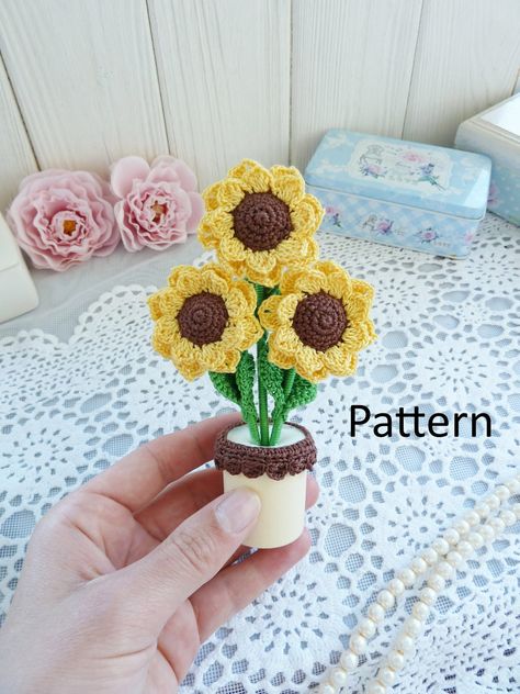 Sunflowers In A Pot, Crochet Small Flower, Bouquet Crochet, Bandeau Au Crochet, Crochet Flowers Free Pattern, Crochet Bouquet, Crochet Headband Pattern, Crochet Plant, Crochet Sunflower