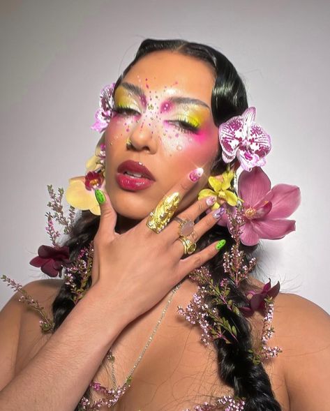 Artistic Editorial Makeup Look with Vibrant Flowers: Creative Beauty Inspiration 🌸💄" Halloween Beauty Makeup, Birthday Look, Punk Makeup, Flower Makeup, Avant Garde Makeup, Rave Makeup, Leo Season, Cool Makeup Looks, Makeup Eye Looks