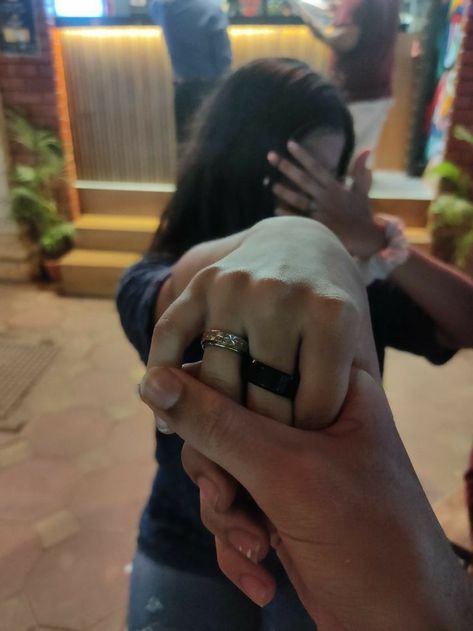 Couples Candid Photography, Couples Hidden Face Pics, Bff Hands Aesthetic, Best Friend Poses, Snap Friends, Hand Photo, Feeling Pictures, Face Aesthetic, Hand Pictures