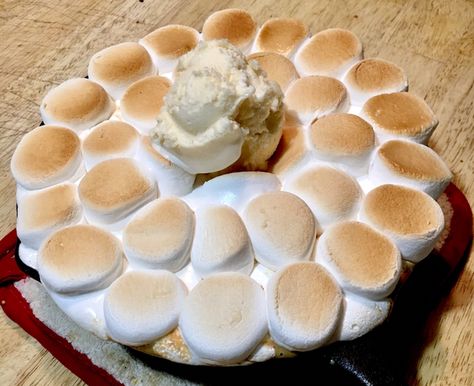 Make Bj's peanut butter smore's pizookie at home to save you the time and money of going out for it. Pizookie Recipe Premade Cookie Dough, Pizookie Recipe, Dessert Pizzas, Peanut Butter Smores, Cookie Mix, Creamy Peanut Butter, S Mores, Chocolate Peanut Butter, Just Desserts