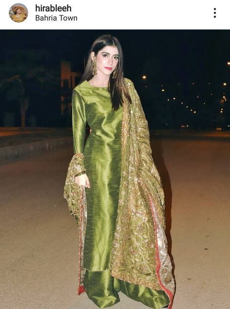 Green And Pink Mehndi Outfit, Mahendi Function Outfit Ideas, Suits For Mehndi Function, Mehndi Suits Outfits, Mehendi Suits Mehndi Outfit, Suit For Mehendi Function, Mehndi Outfit Bridal Green, Mehndi Suits Pakistani, Suit For Mehndi Function