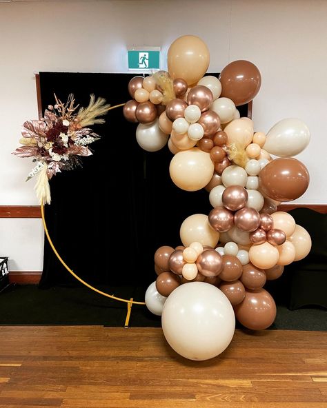 Mocha Brown, White Sand & Blush peach colour theme balloon garland decoration for a birthday party #partysuperstore #mochabrown #whitesand #alpen #balloongarland #adelaideballoons #balloonsadelaide #adelaideballoonshop #adelaideballoongarland Ballon Decorations Brown, Gold And Brown Balloon Arch, Brown Decorations Party Ideas, Sweet 16 Brown Theme, 21st Birthday Colour Themes, Shades Of Brown Party Decor, Brown Decorations Party, Brown Party Theme, Shades Of Brown Party