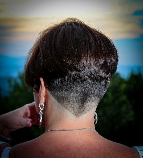 Looks like she got a short nape shave after being out in the sun. But i think her nape looks superb than her napeshave. Mushroom Haircut, Hairstyles Cut, Buzz Haircut, Shaved Bob, Shaved Designs, Undercut Hairstyles Women, Wedge Haircut, Nape Haircut, V Hair