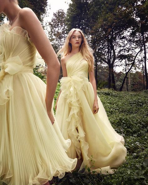 Marchesa on Instagram: “The organza pebble cocktail and gown from the Spring/Summer 2019 collection are now available for pre-order exclusively @modaoperandi.…” Pale Yellow Weddings, Wedding Gown Trends, Pale Yellow Dresses, Yellow Wedding Dress, Marchesa Spring, Dreamy Gowns, Yellow Gown, Yellow Bridesmaid Dresses, Yellow Wedding