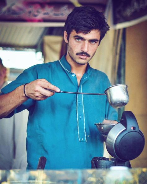 When Islamabad-based photographer Jiah Ali took and Instagrammed this photo of a tea seller, she had no idea what she was in for. | This Hot Pakistani Chaiwala Is Now A Worldwide Sensation And Has A Modelling Contract Chai Wala, Living Under A Rock, India And Pakistan, Media Sosial, Shah Rukh Khan, People Of The World, Tv News, Male Face, Summer Fun