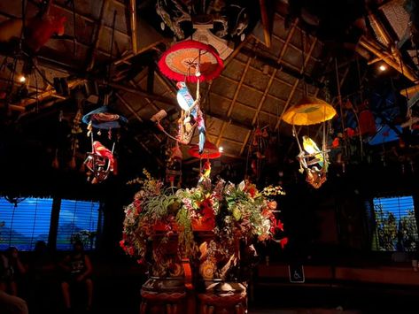 Walt Disney's Enchanted Tiki Room - Magic Kingdom - Walt Disney World Made Easy for Everyone Disney Tiki Room, Tiki Room Disney, Theatre In The Round, Walt Disney's Enchanted Tiki Room, Magic Kingdom Rides, Tiki Statues, Disney World Rides, Disney Enchanted, Tiki Totem