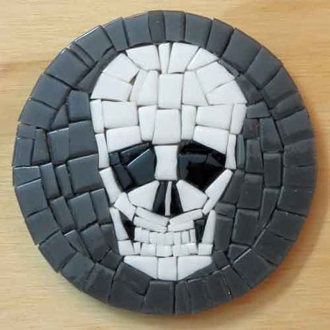 Mosaic Garden Path, Mosaic Faces, Skull Coasters, Life In Pieces, Mosaic Hearts, Mosaic Jewelry, Diy Deco, Mosaic Garden, Mosaic Projects