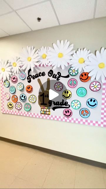 Stephanie Osmundson & Loreal Hemenway | Say PEACE ✌🏻 OUT to your old bulletin board and revamp it with this groovy craft and writing! 🌼☮️💗 Sooo excited to see som... | Instagram Peace Out Bulletin Board, End Of The Year Crafts Elementary, Flower Bulletin Boards, Teacher Door Decorations, Spring Door Decoration, Islands In The Stream, Teacher Bulletin Boards, School Door Decorations, Teacher Door